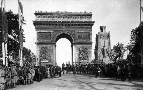 Défilé des Chars Renault sous l'Arc de Triomphe le 11 Nov 1919 Paris WW1 