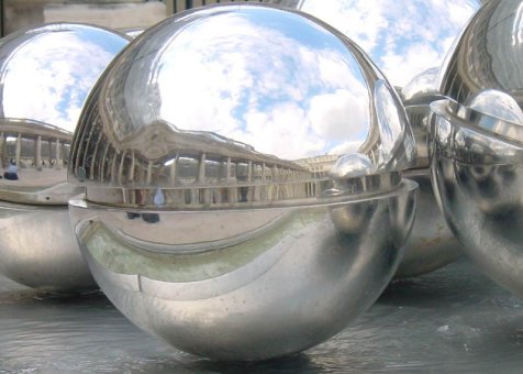 Les fontaines à boules de Pol Bury au Palais Royal